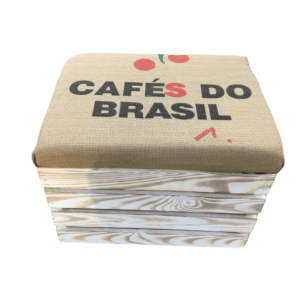 Einer der Kaffeesitzbretter mit Füllung. Die Jutebezüge dieser Variante sind bedruckt mit „CAFES DO BRASIL“. Das lässt vermuten, dass der Jutesack vorher als Kaffeesack für Bohnen aus Brasilien verwendet wurde. Sicht frontal.