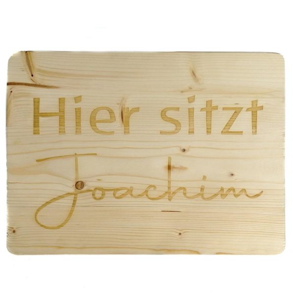 Bierkastensitz aus Holz mit dem Motiv: hier sitzt Joachim (gefräst) .frontale Perspektive.