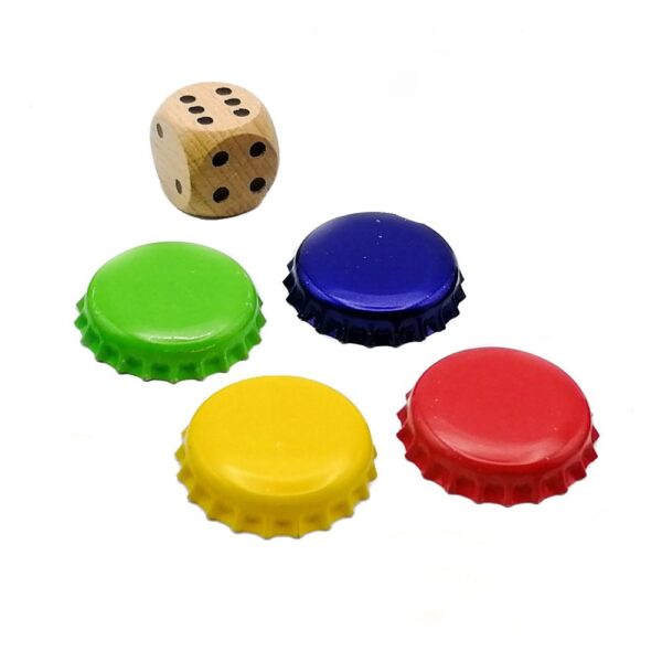 Bunte Bierdeckel in den Farben gelb, grün, blau, rot die als Spielfiguren interagieren. Ein Würfel ist auch mit von der Partie.